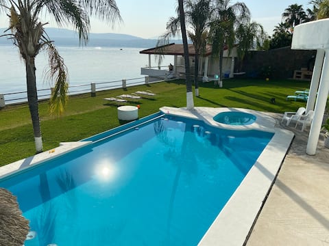 Estate with pool at the foot of the lake for large groups