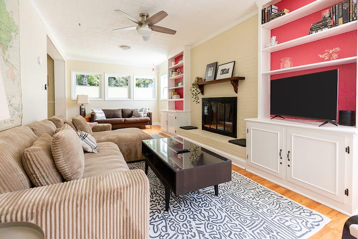 Amazing Porch, Fenced Yard, And Spacious Home! - Durham, NC