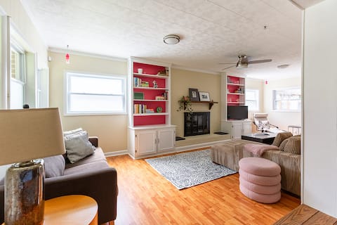 Successful Airbnb property: Amazing porch, fenced yard, and spacious home! in Durham