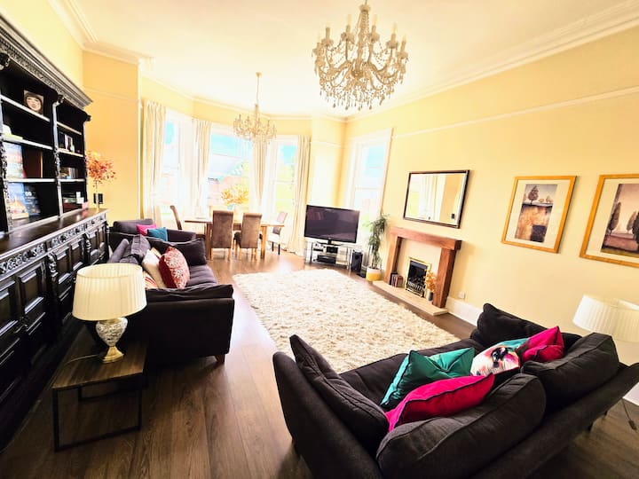 Sallë e madhe me diell dhe ambient ngrënieje