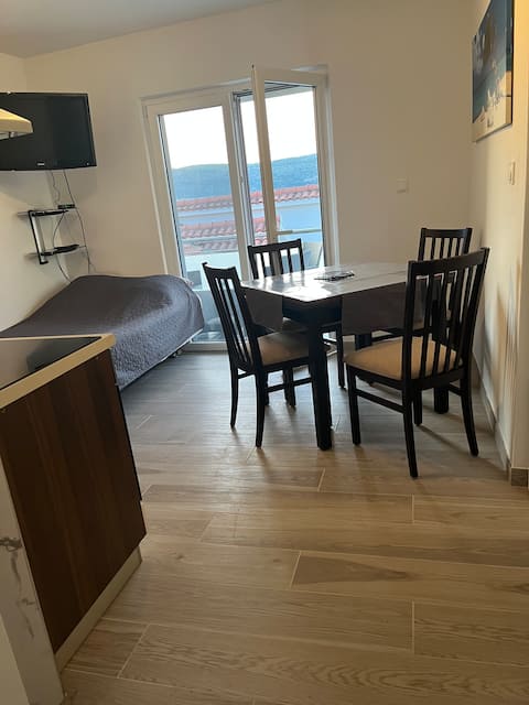 Popular Airbnb listing: Apartment Klara 3 in Mastrinka