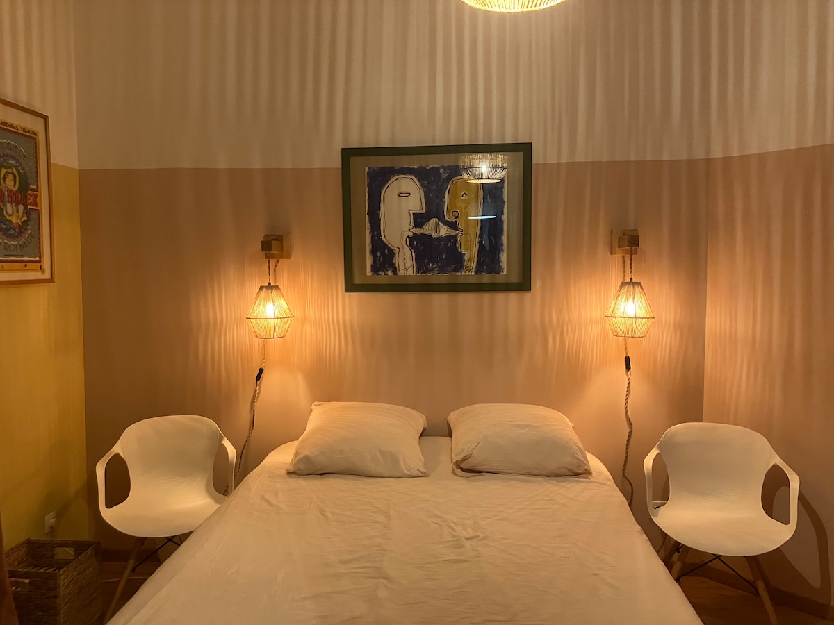 Dhomë gjumi në krevatin e katit të parë 140, dhomë shumë e bukur, një gardërobë është e disponueshme për ruajtjen e sendeve të tua. Nuk ka grila, por perde të errëta. 