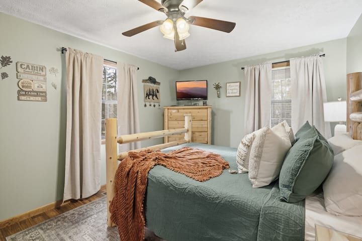 מיטת קווין סייז עם טלוויזיה וחדר רחצה צמוד