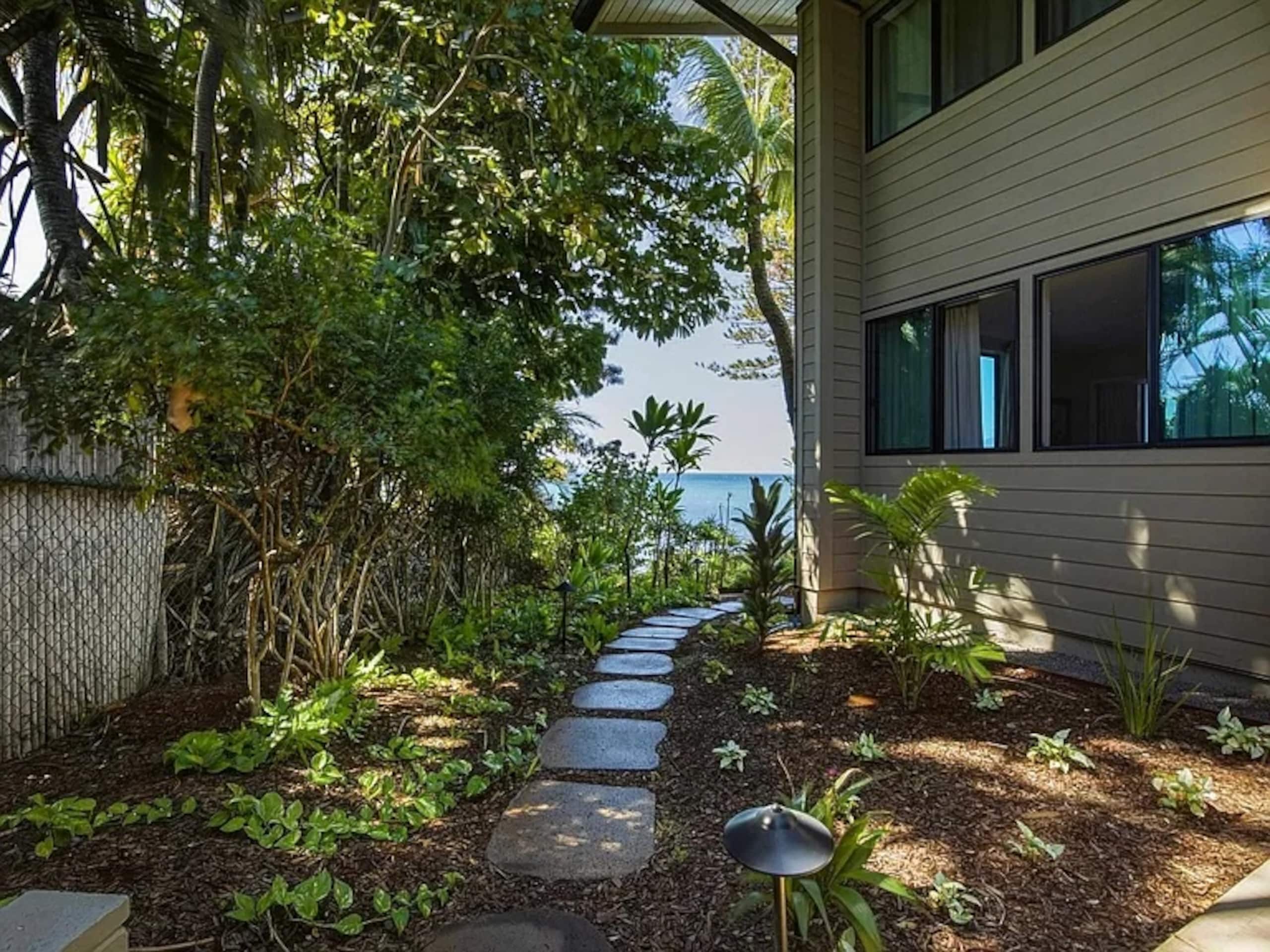Condo in Lahaina · ★4.95 · 1 bedroom · 2 beds · 1 bath - Image 26