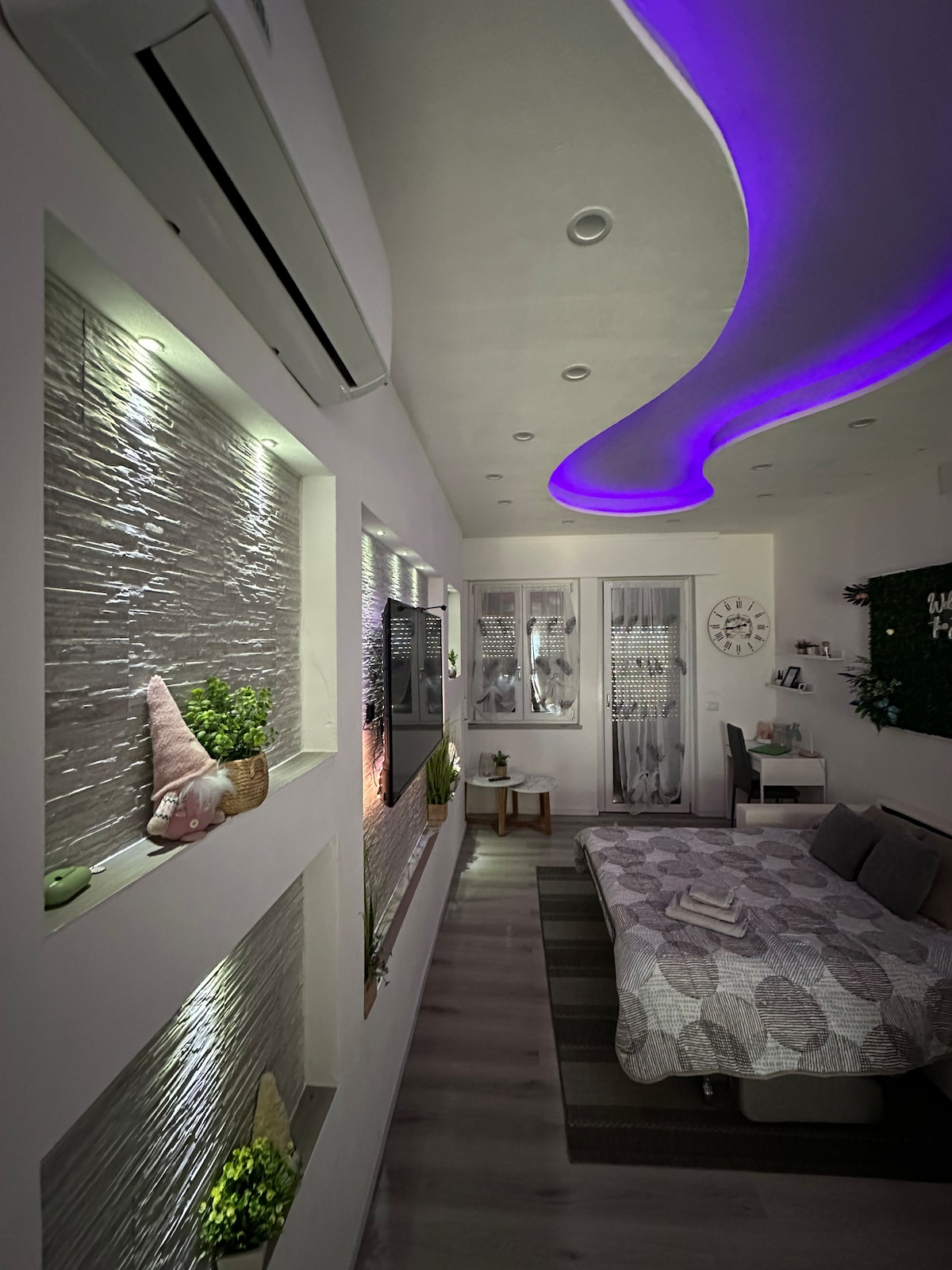 Popular Airbnb listing: Sunset Mode three-room apartment with lake-view pool in Peschiera Del Garda