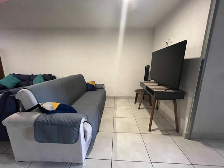 Dhomë televizori me krevat divan.