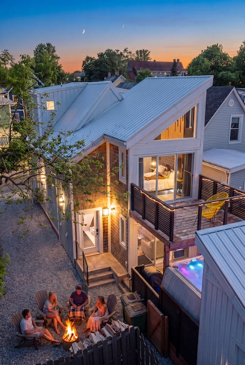 Bishop House. Sleeps 8. Downtown with Hot Tub!