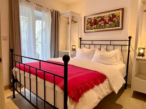 Cosy cottage, short walk to beach and restaurants
