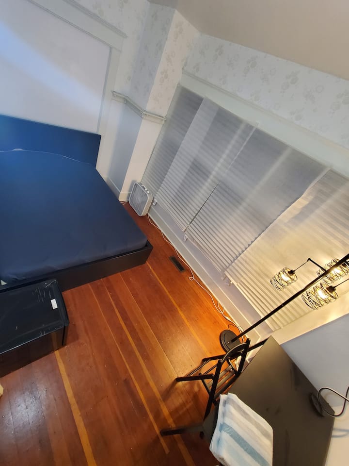 Dhomë private me minifridge, mikrovalë , kornizë dysheku me shkumë delux me madhësi Queen, tavolinë zyre private dhe karrige, abazhur dhe dollap
