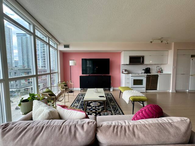 Lovely 3 bedroom 2 bathroom Downtown Toronto condo gallery image 5