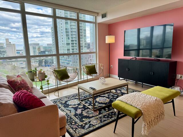 Lovely 3 bedroom 2 bathroom Downtown Toronto condo gallery image 3