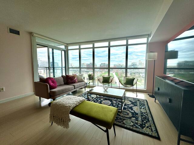 Lovely 3 bedroom 2 bathroom Downtown Toronto condo gallery image 2