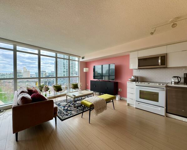 Lovely 3 bedroom 2 bathroom Downtown Toronto condo gallery image 4
