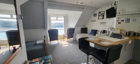 De luxe studio over bay on Pembs coastal path.