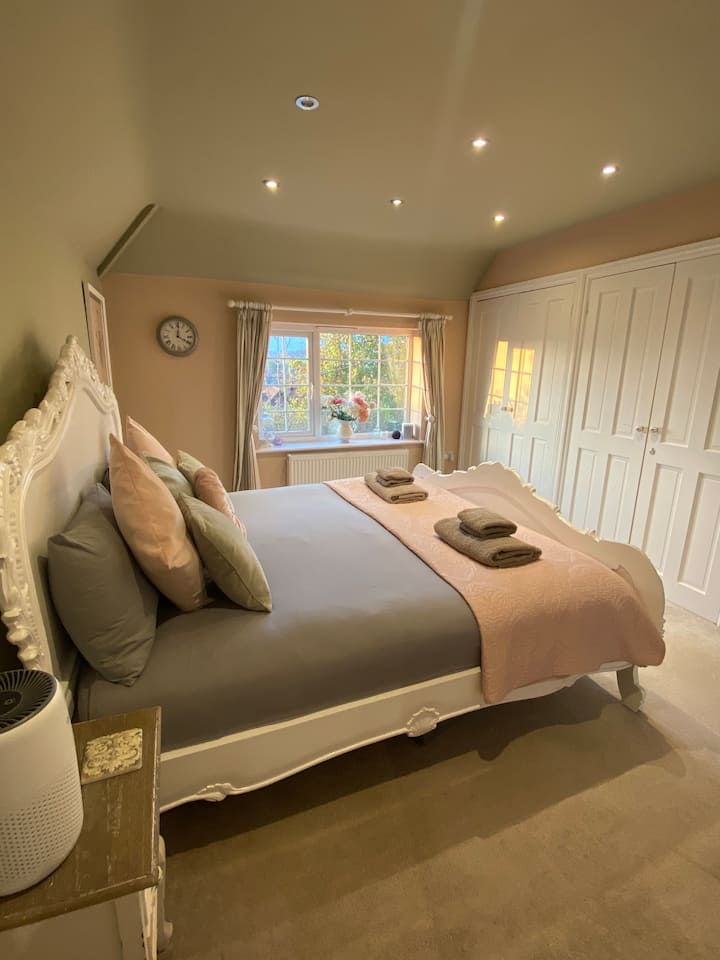 超级加大双人床，带橱柜。橱柜内有32英寸电视，带苹果电视盒。 