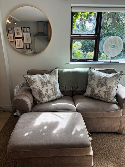 Top Airbnb: Bright & airy 1 bed Apt, 5 min walk to Clifden. in Clifden