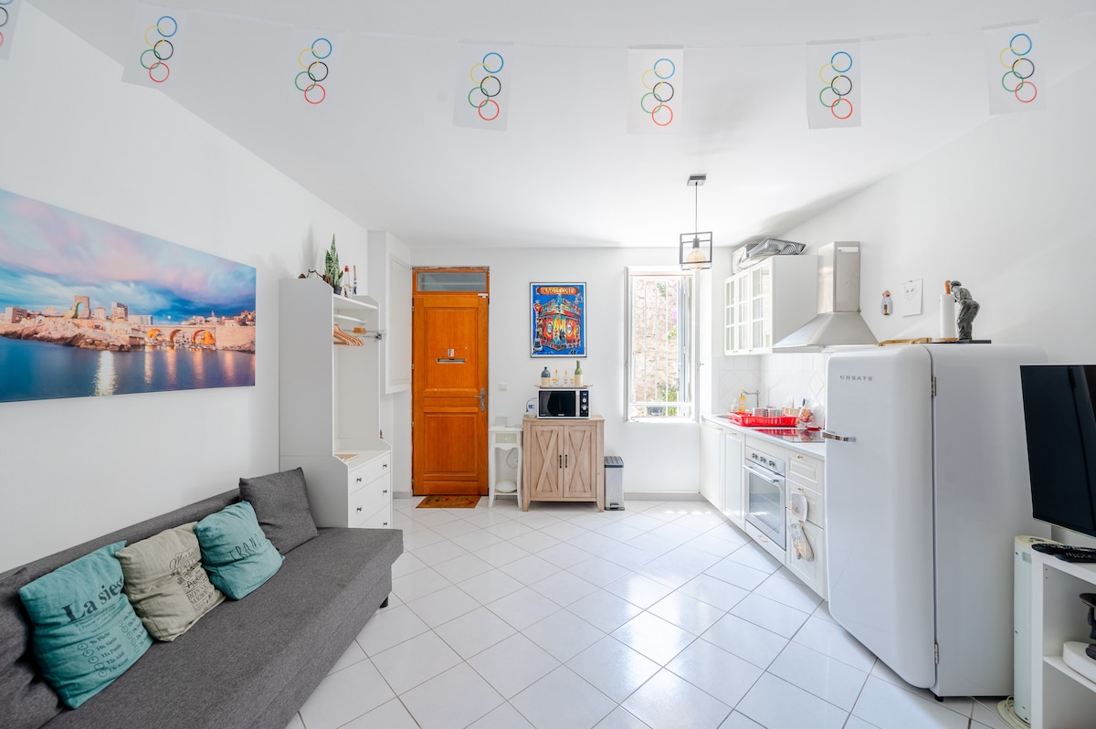Annonce Airbnb populaire: Street Art Suites with a View of Bonne Mère à Marseille 2e Arrondissement