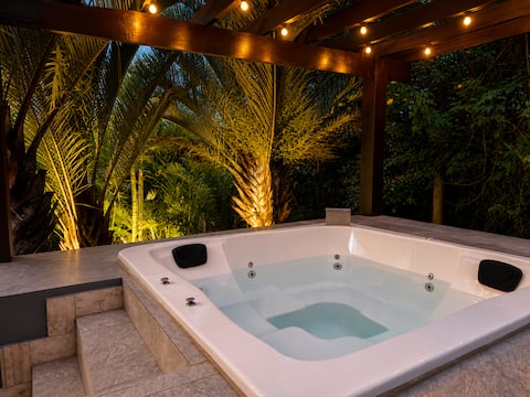 Retreat with Jacuzzi, pool and view of nature