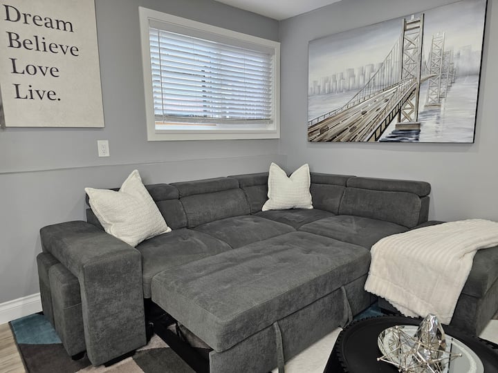 Modern 1-bdrm | *King Bed* | Prime Location! - Coquitlam