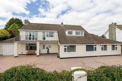 A large home - spacious rooms, garden and parking