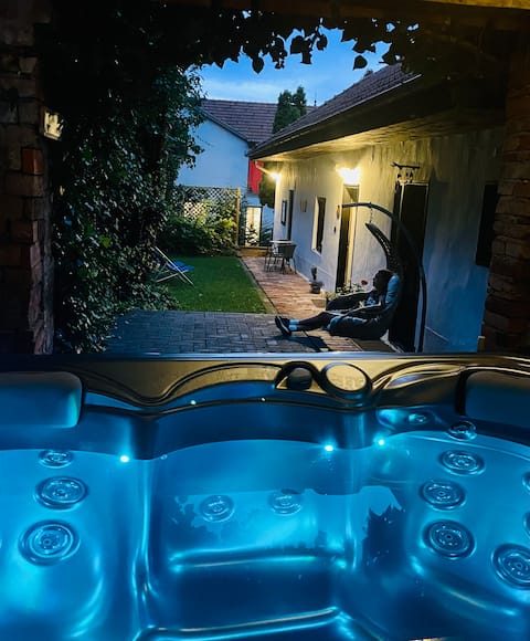 Romantic house with jacuzzi in the city center