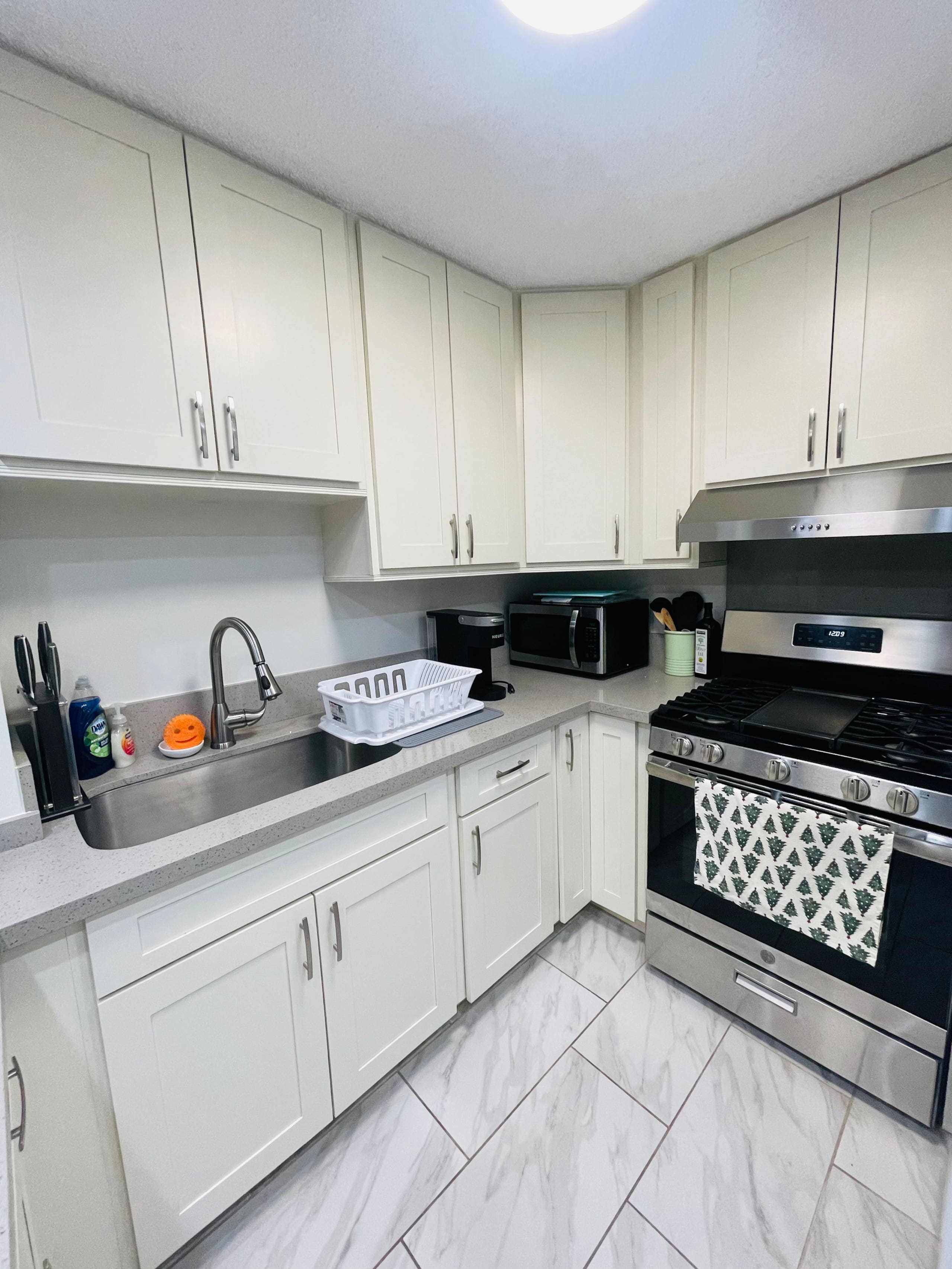 Condo in Honolulu · ★4.93 · 1 bedroom · 2 beds · 1 private bath - Image 6