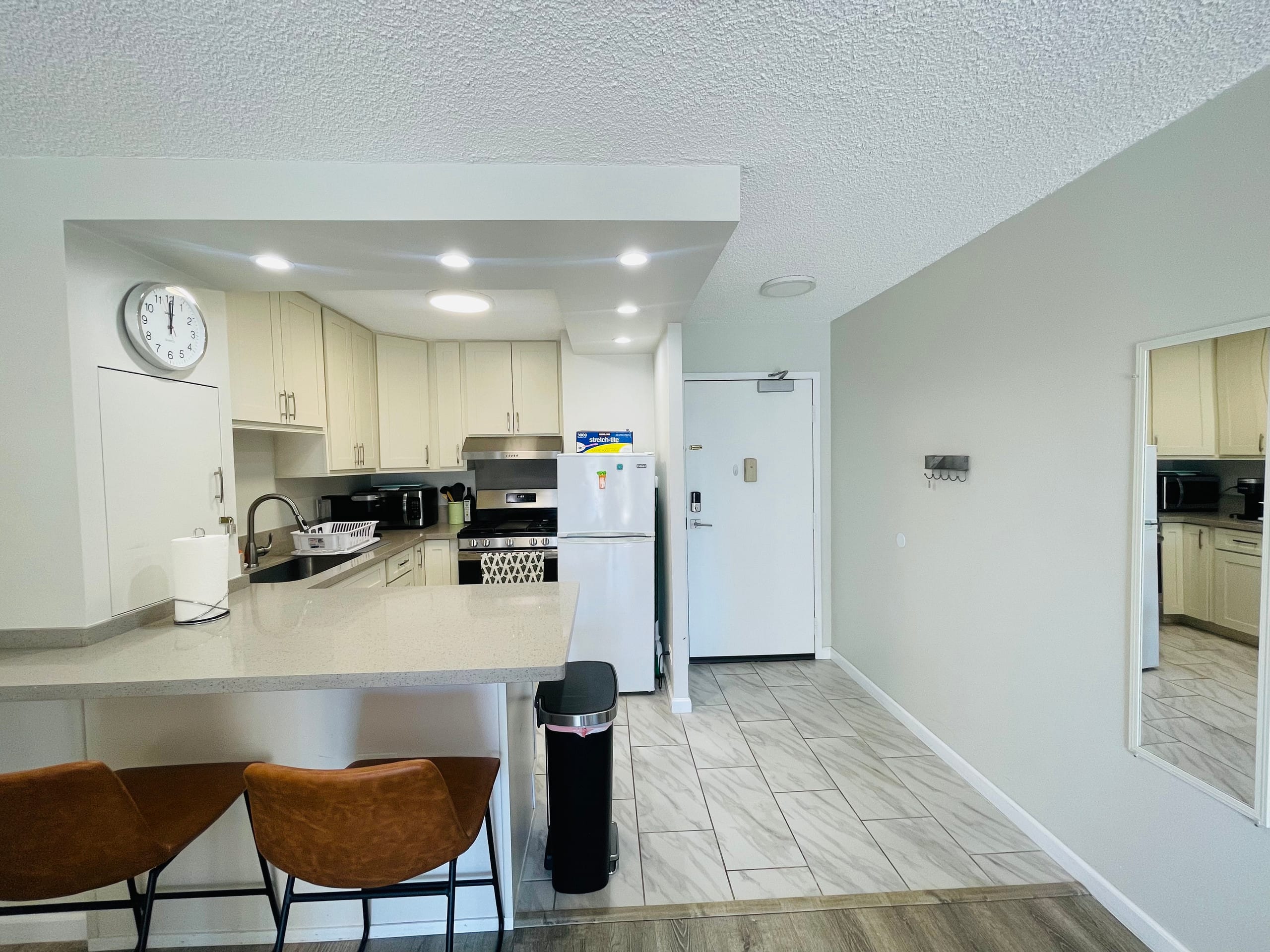 Condo in Honolulu · ★4.93 · 1 bedroom · 2 beds · 1 private bath - Image 5