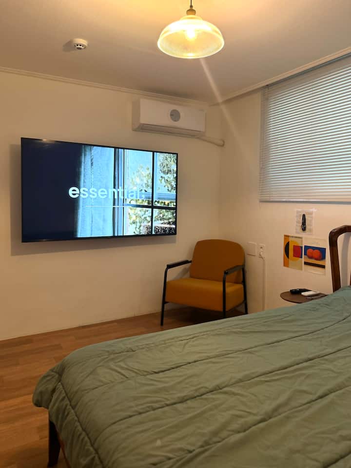 安装了大型显示器，因此您可以方便地观看各种OTT。