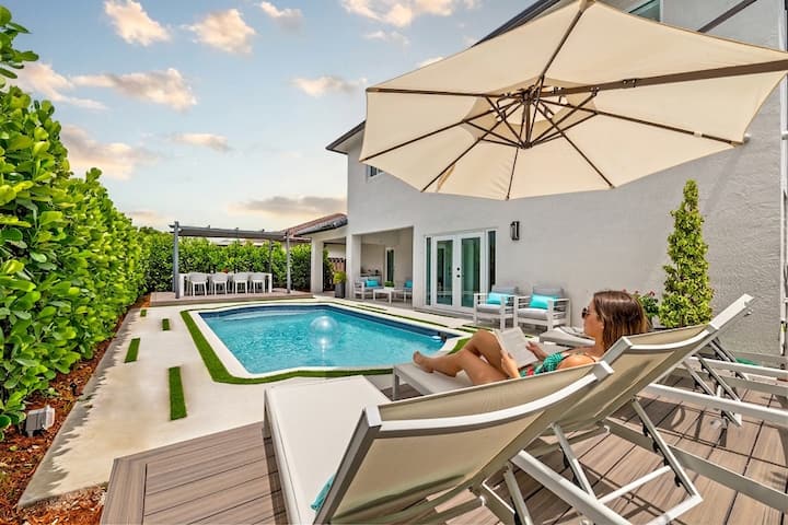 Corsica Luxe Villa/ Bbq, Heated Pool, Games & Fun - Everglades, FL