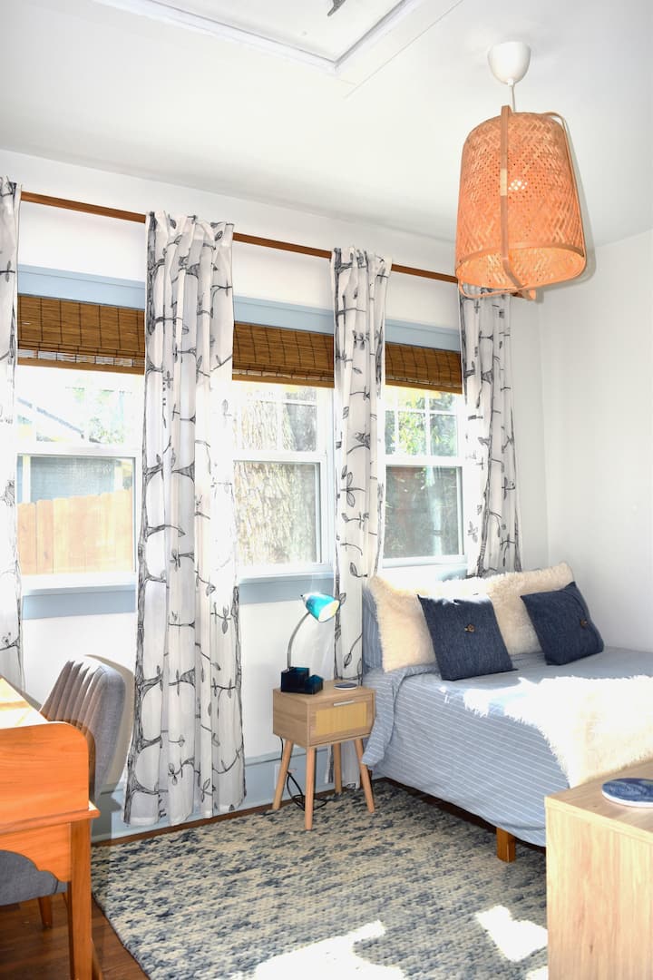 ห้องนอนที่ 3 เป็นห้องที่เล็กที่สุด แต่ยอดเยี่ยมสำหรับ 1 คน - เตียงขนาดเต็มพร้อมที่นอนเมมโมรี่โฟมเจลขนาด 10"