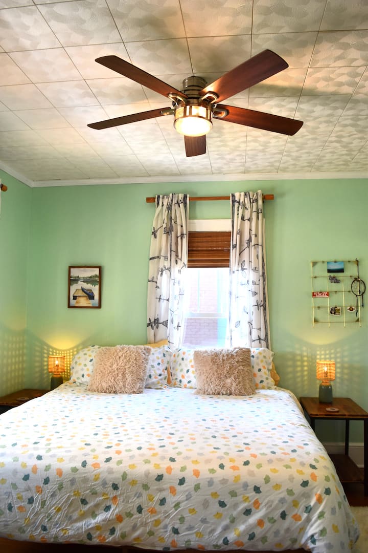 เตียงขนาดคิงไซส์พร้อมที่นอนเมมโมรี่โฟมเจลขนาด 12" และโต๊ะข้างเตียงแต่ละข้าง