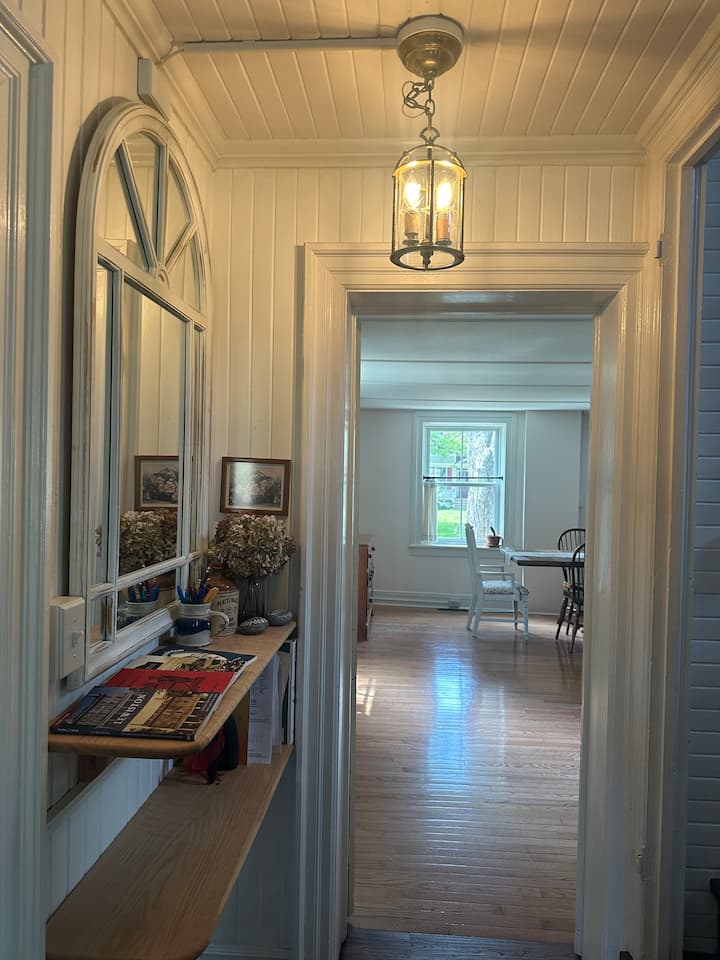 Garden Cottage-historic Charm Meets Modern Comfort - Youngstown, NY