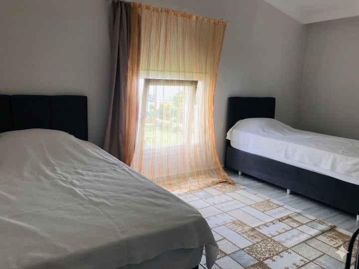 2 krevate tekë 90 cm x 2 m. Me dyshekë plotësisht ortopedikë.