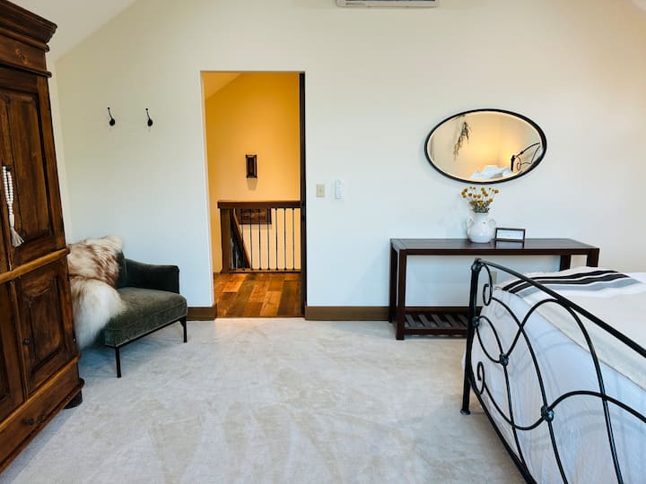 Suite parentale avec lit King Size confortable, édredon de poterie et draps.