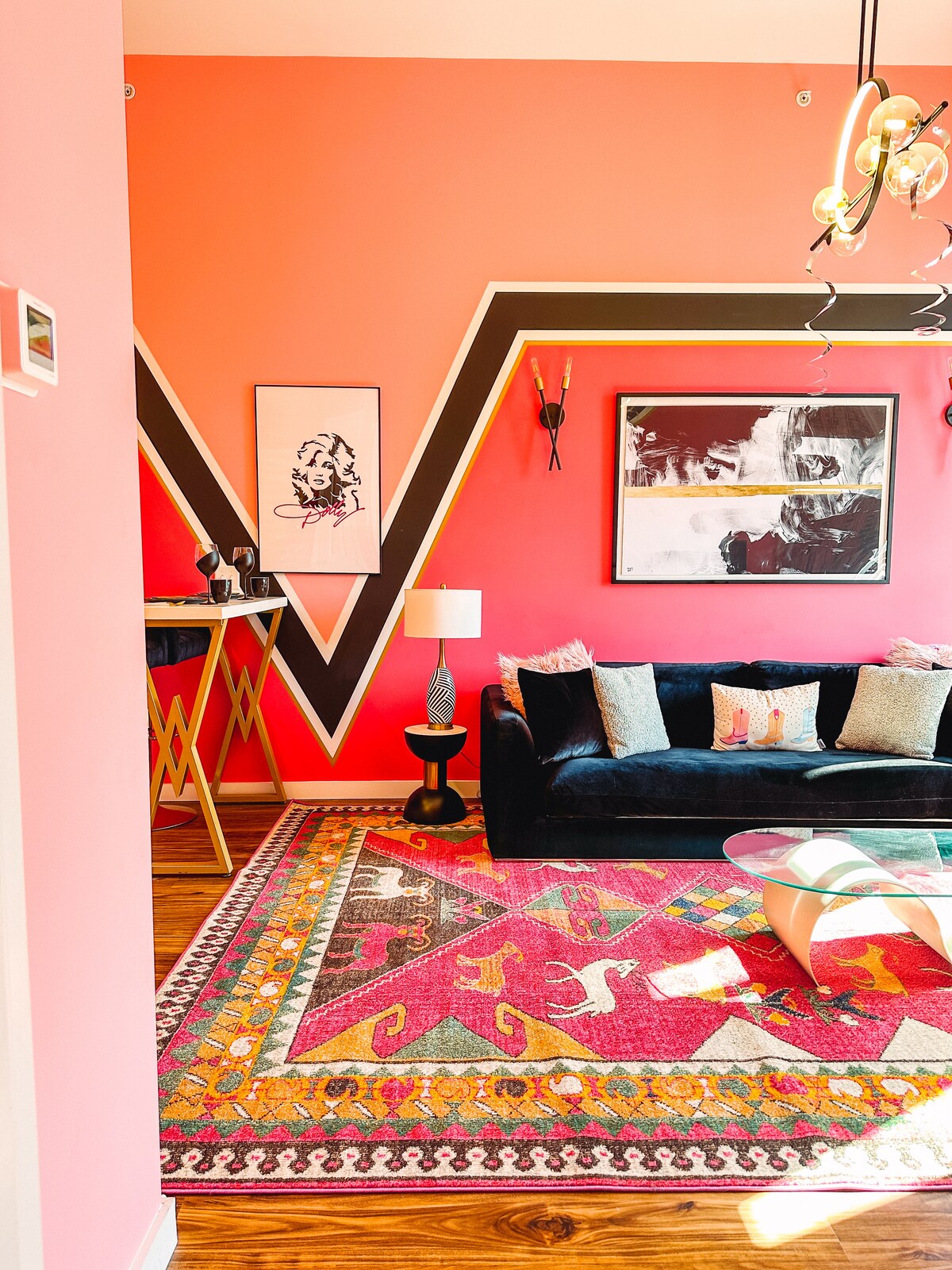 Dolly's Glam Getaway: Sparkling Gem Near Broadway - Condominiums