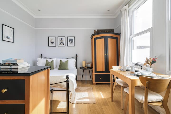 Studio Style Room Private Bathroom Victorian House - London