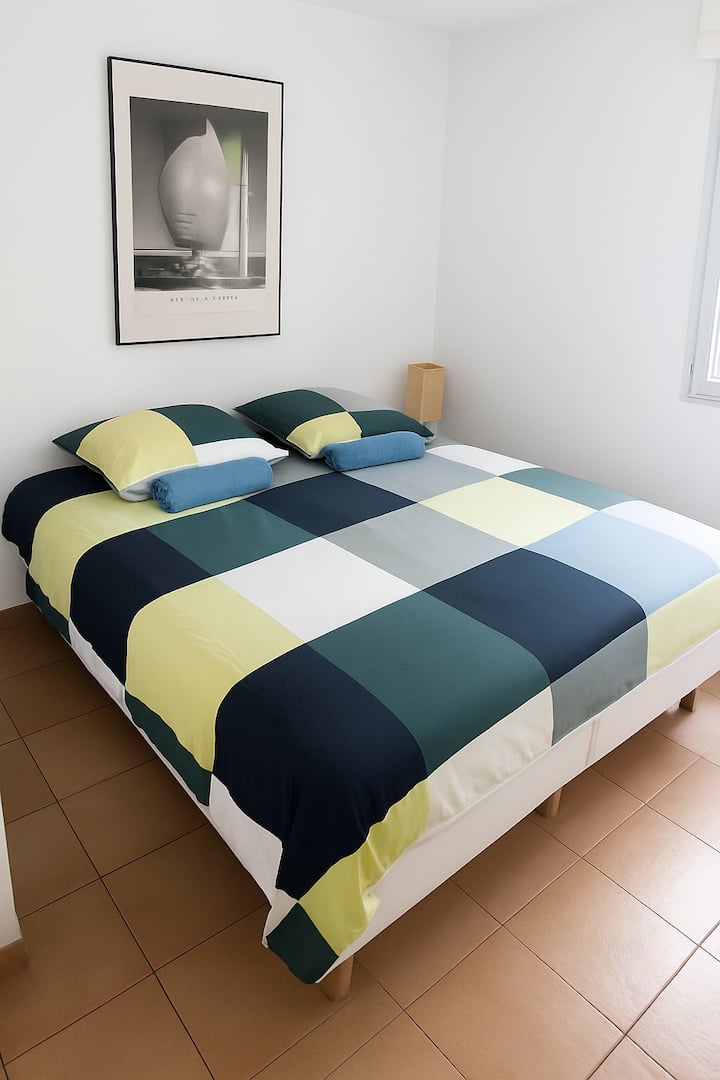 Posteľ 180 x 200 / Prémiová pohodlná posteľ Paris s MATRACOM LE SOUVERAIN – pevná podpora, termoregulovaná morfologická vítacia.
Matrac a integrovaný vrchný matrac Le Souverain s výnimočnou hrúbkou 33 cm. 