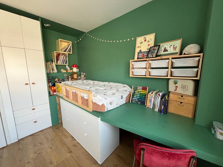 Половина кревет на поткровје со удобно светло, убав душек со димензии 90x200 и многу книги и некои играчки!