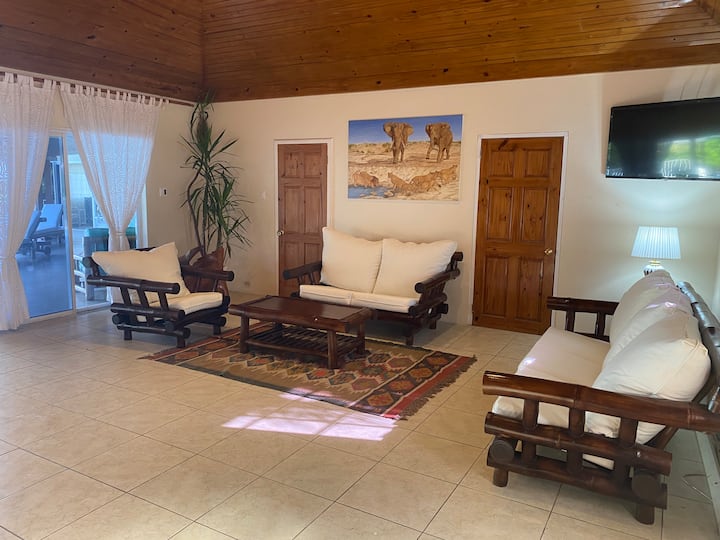 Artist Designed Villa | Pool | 5br | Walk To Beach - Jamaica