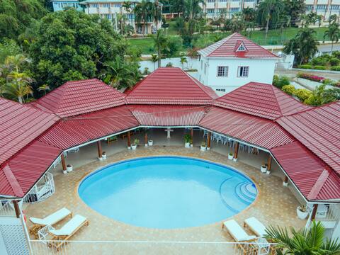 An Absolute Gem: 5BR/chef incl./beach/pool/staff