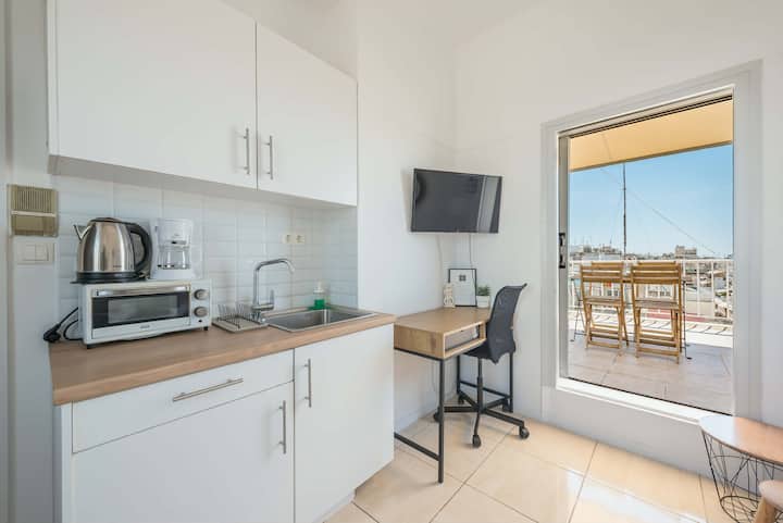 Last Floor Studio With Distant Acropolis View - Athens