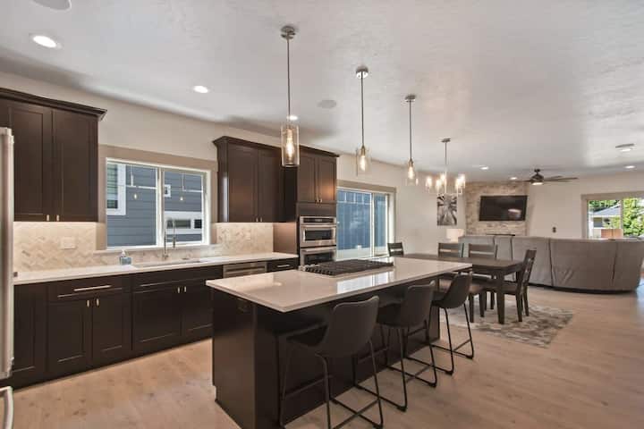 Walk To Lake | 4br Craftsman Near Beach & Trails - Coeur d'Alene, ID