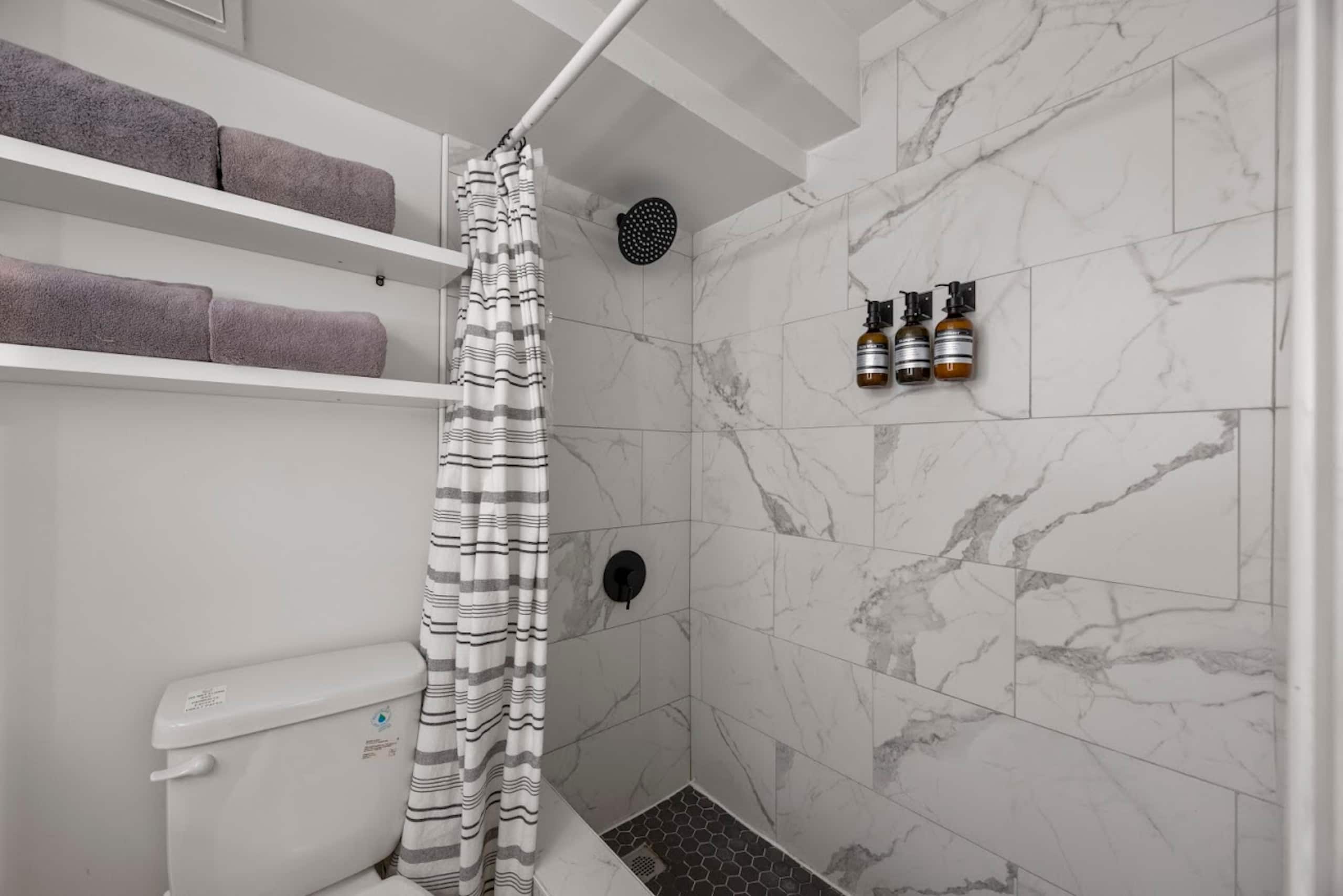 Condo in Honolulu · ★4.9 · Studio · 2 beds · 1 private bath - Image 27