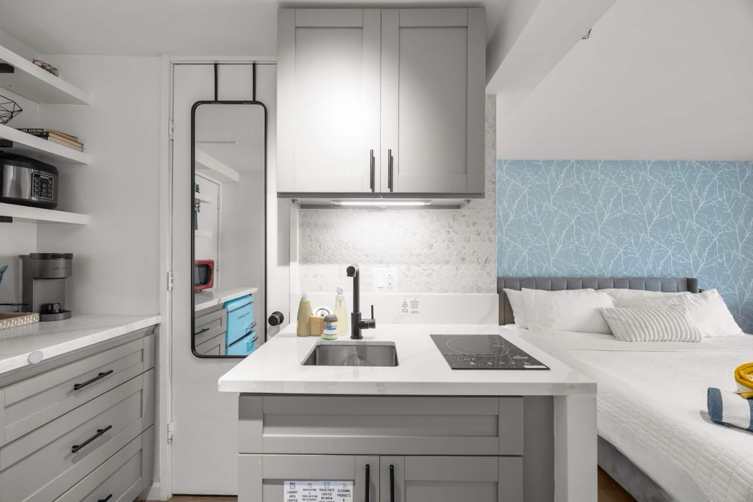 Condo in Honolulu · ★4.9 · Studio · 2 beds · 1 private bath - Image 16