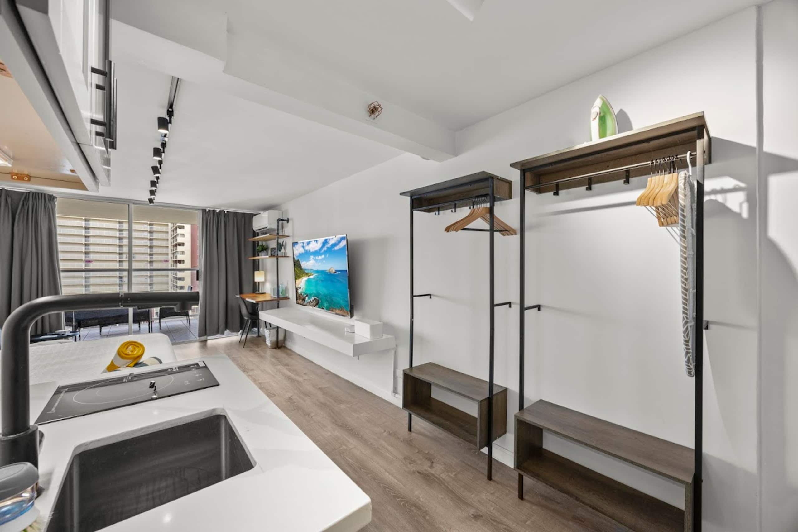 Condo in Honolulu · ★4.9 · Studio · 2 beds · 1 private bath - Image 17