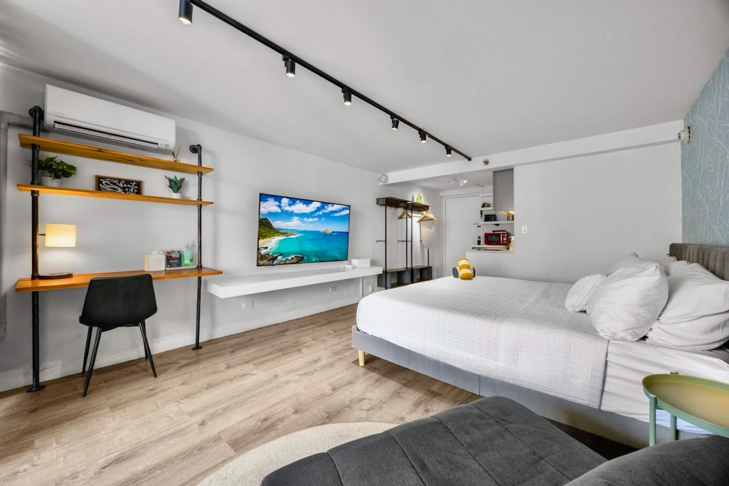 Condo in Honolulu · ★4.9 · Studio · 2 beds · 1 private bath - Image 4