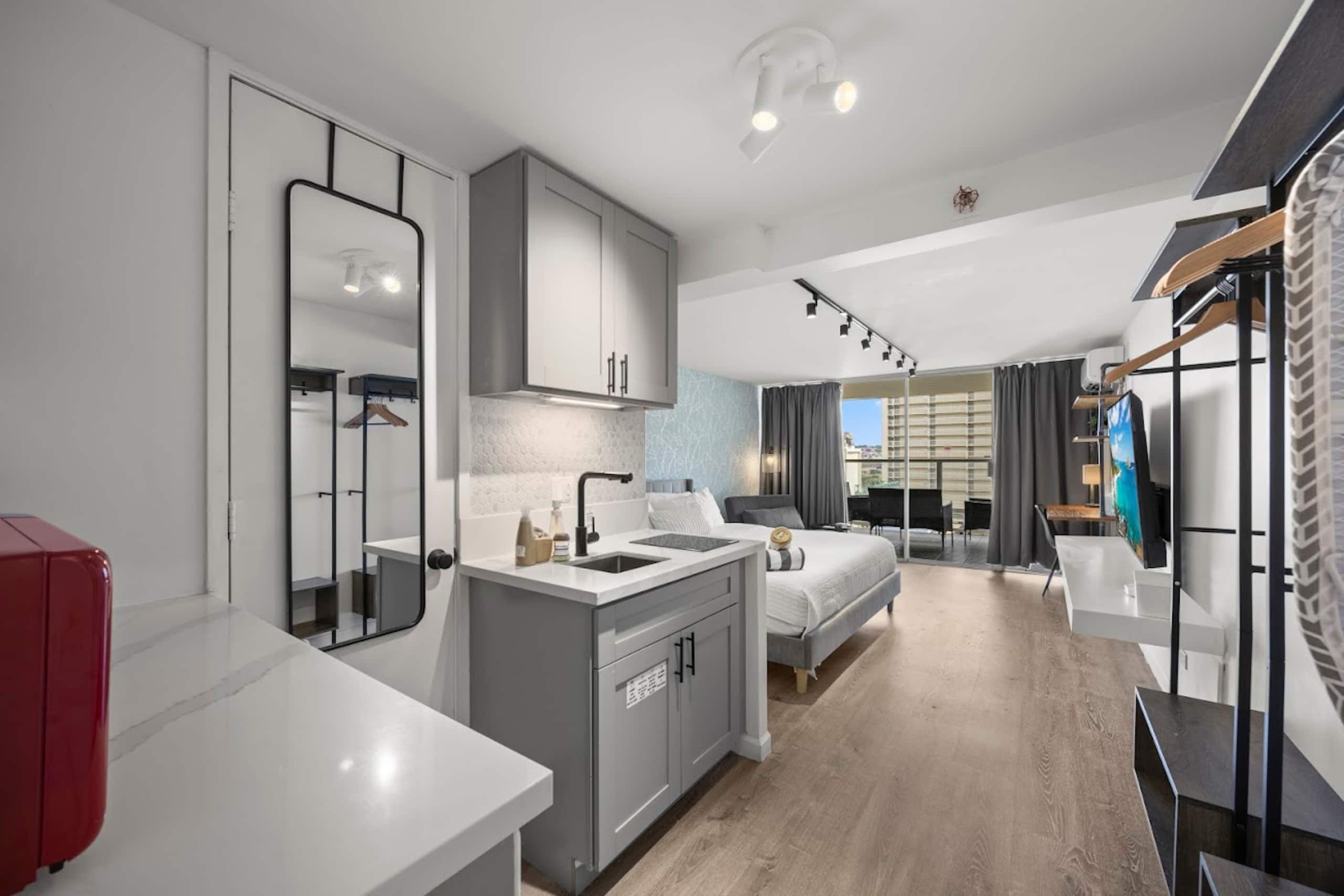 Condo in Honolulu · ★4.9 · Studio · 2 beds · 1 private bath - Image 14