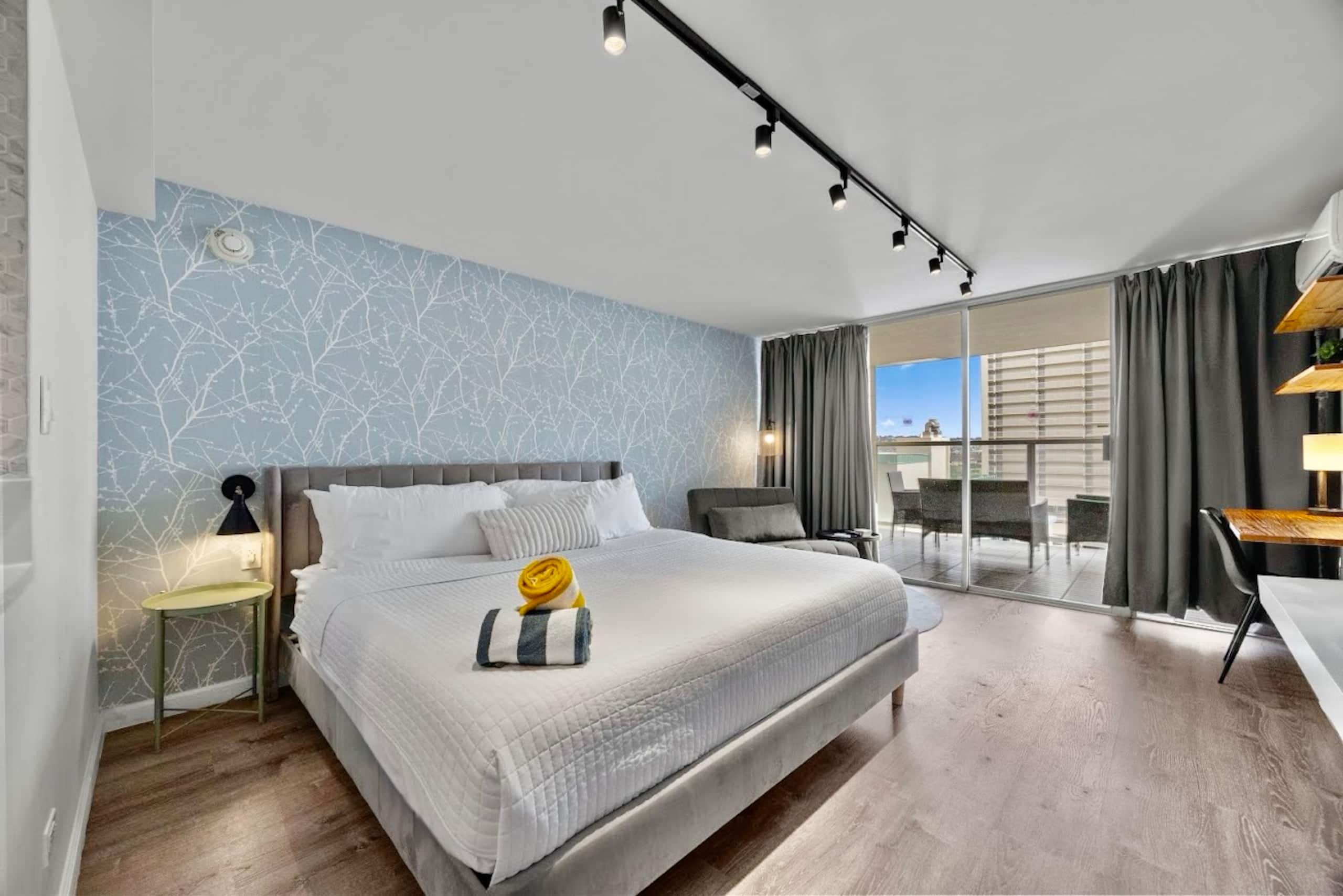 Condo in Honolulu · ★4.9 · Studio · 2 beds · 1 private bath - Image 1