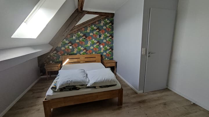 à l'étage chambre climatisée
1 lits (matelas) 140 x 200 cm 
1 couettes 220 x 240 cm
2 oreillers
linge de lit disponible à la location selon tarifs indiqués dans l'annonce