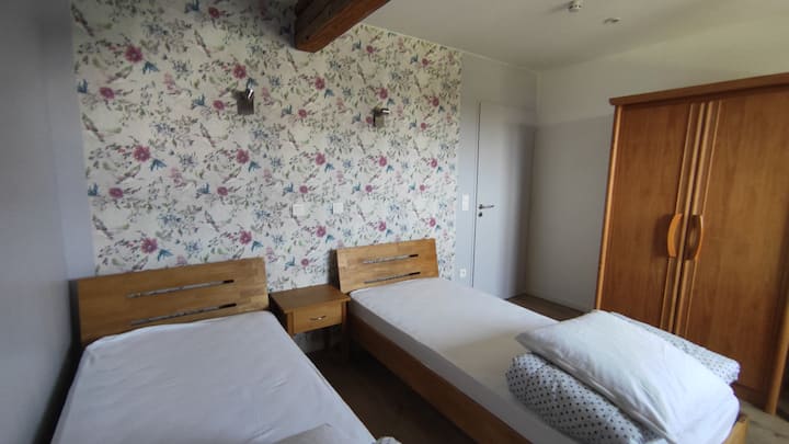 à l'étage chambre climatisée
2 lits (matelas) 90 x 200 cm 
2 couettes 200 x 200 cm
2 oreillers
linge de lit disponible à la location selon tarifs indiqués dans l'annonce